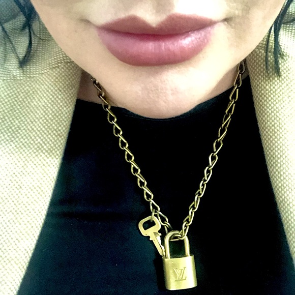 Sale!!!! Unique beautiful authentic Vintage Louis Vuitton key and lock necklace - Picture 3 of 5